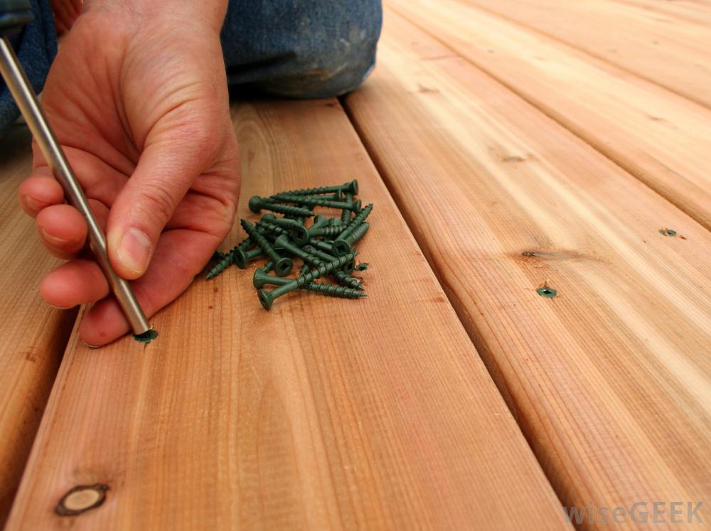 man-using-deck-screws » Robi Decking